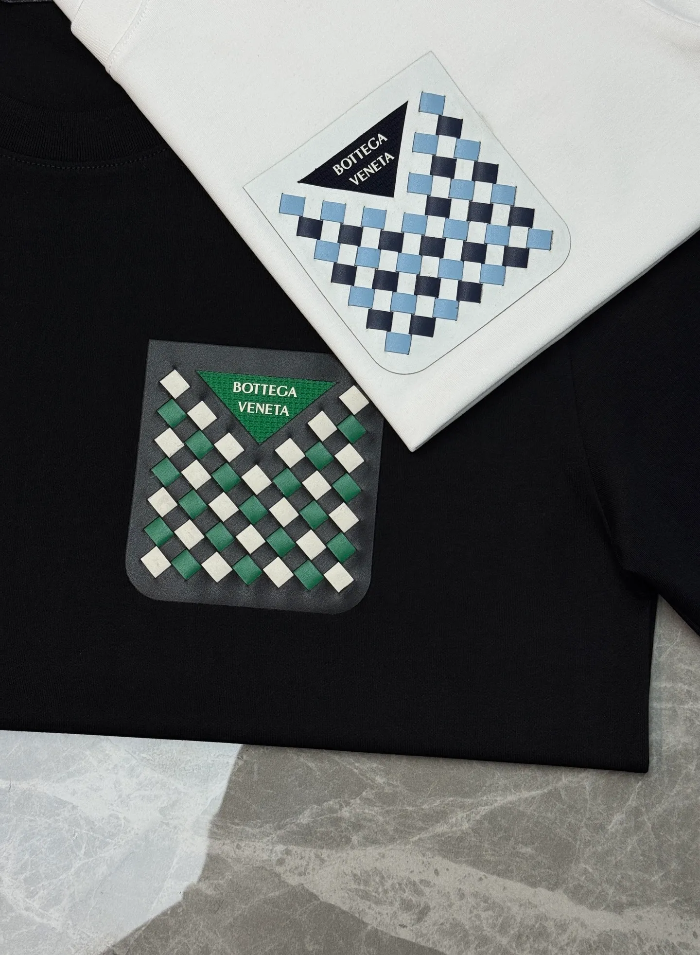 170 ⚜️Bottega Venet* Bottega Veneta comes from the Italian luxury brand Bottega Veneta. It is designed with Classic plaid woven leather, inspired by the brand's iconic woven elements. Made of cotton fabric, comfortable and breathable, perfect for daily outings! Front geometric plaid + brand logo, perfect for recognition. Black and White color matching, simple and detailed. It goes well with jeans or casual pants, and can easily create a fashionable and casual style. European size: Xs-L (S is recommended for 175/140 pounds)